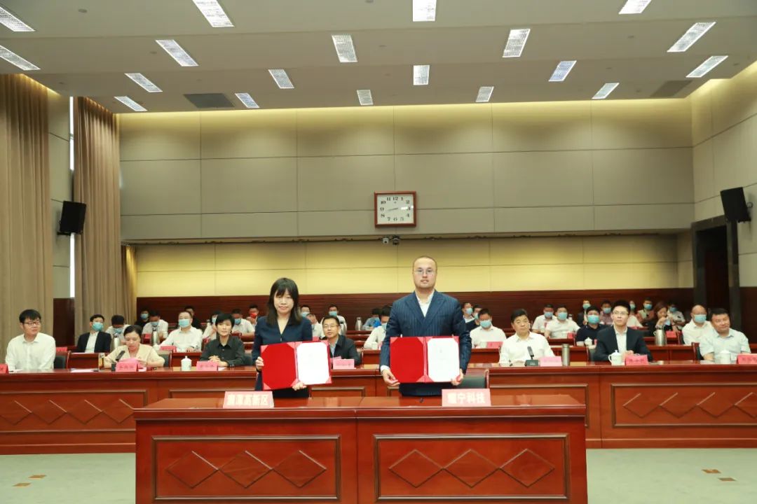 鷹潭高新區(qū)與耀寧科技年產(chǎn)20GWh磷酸鐵鋰電池項(xiàng)目一期簽約儀式現(xiàn)場(chǎng) 鷹潭高新區(qū)與耀寧科技年產(chǎn)20GWh磷酸鐵鋰電池項(xiàng)目一期簽約儀式現(xiàn)場(chǎng)