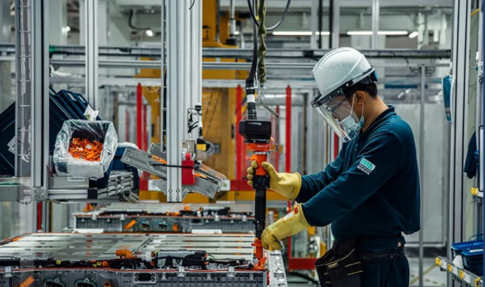 北京奔馳國產(chǎn)新一代電池下線