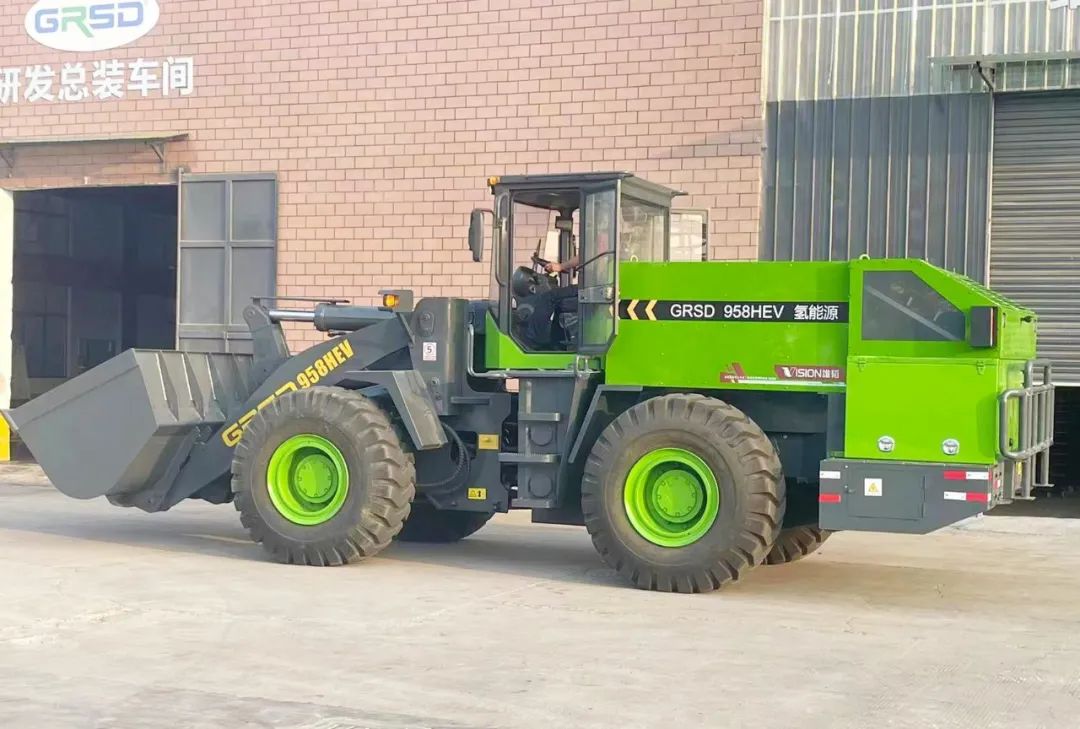 雄韜氫雄配套！國(guó)內(nèi)首臺(tái)氫能裝載機(jī)下線