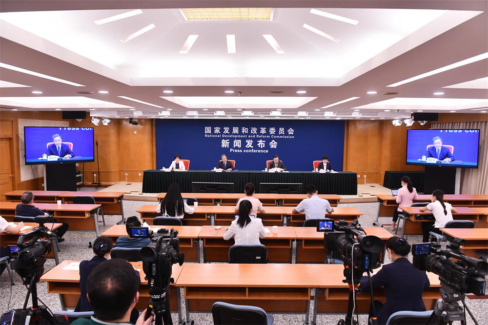 我國新能源車保有量1099萬輛 可再生能源裝機規模突破11億千瓦