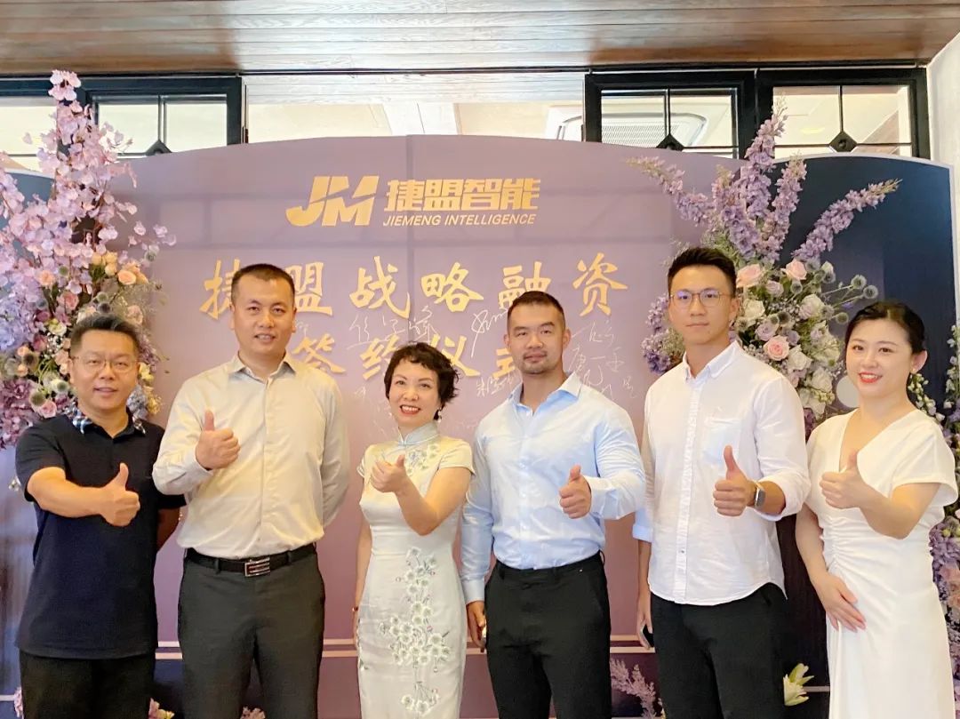 捷盟智能董事長焦軍峰（左二）、捷盟智能副總潘文娟（左六）；陳怡（左三）、賴傳錕（左一）、常誠（左四）、林志佳（左五）