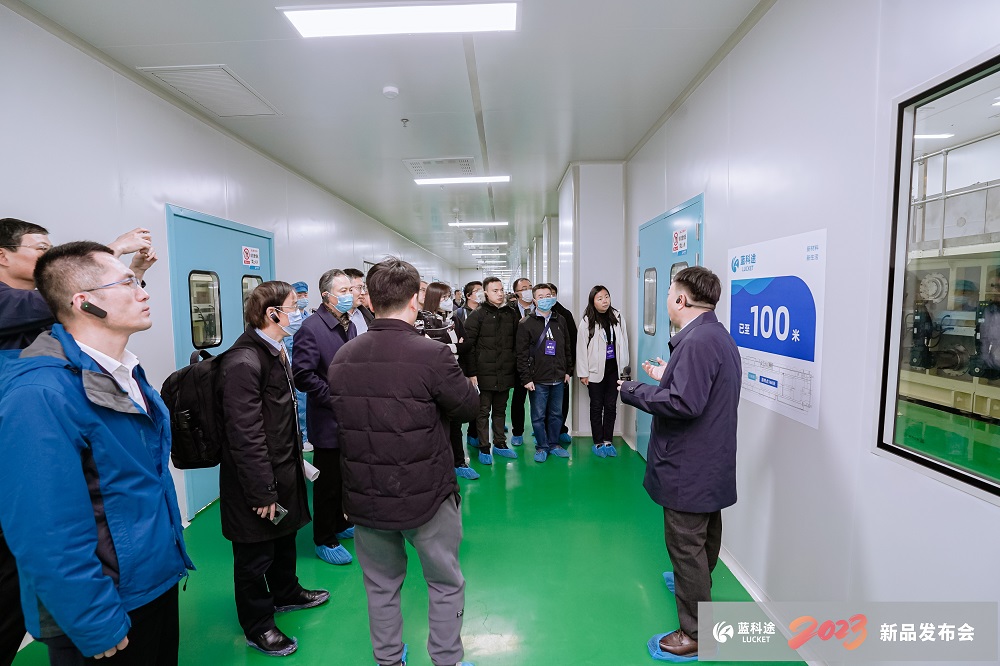 與會嘉賓參觀考察隔膜產(chǎn)線