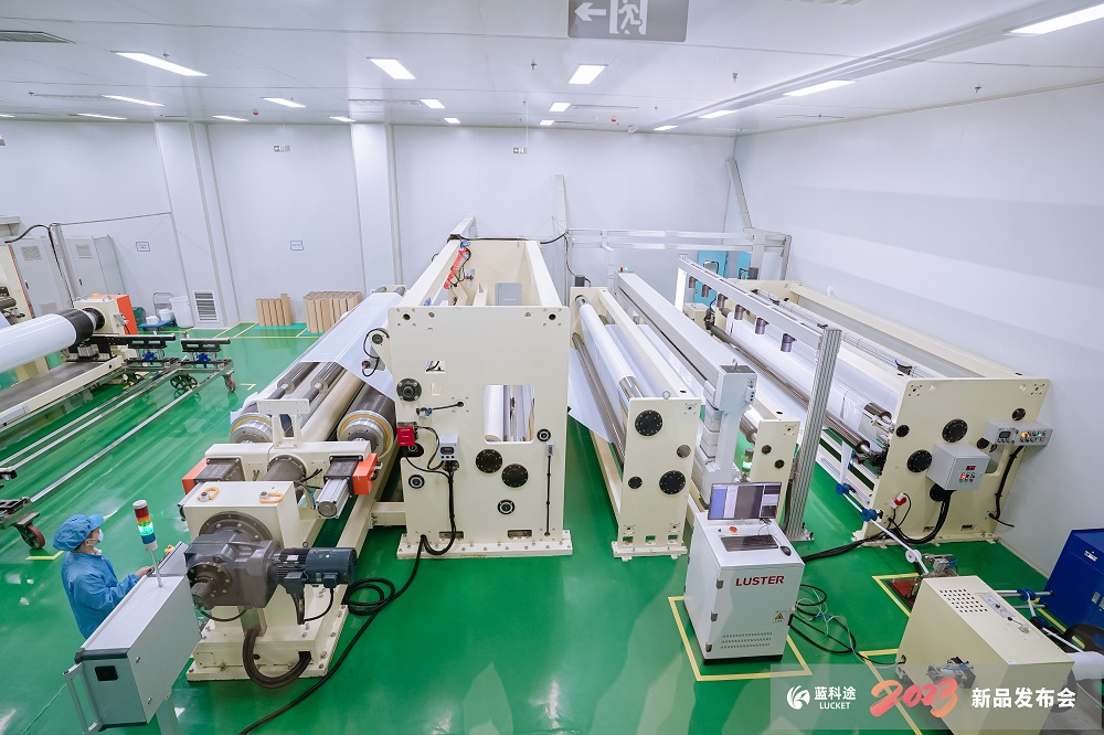 與會嘉賓參觀考察隔膜產(chǎn)線