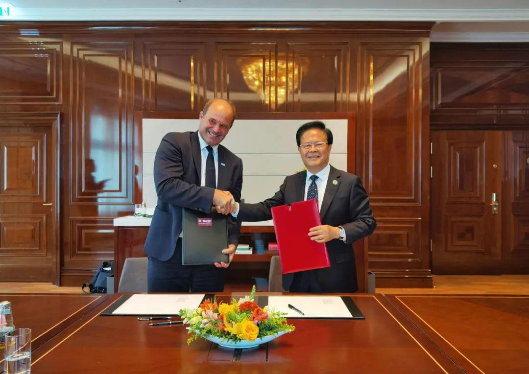 國家發(fā)展改革委與巴斯夫歐洲公司簽署合作意向書