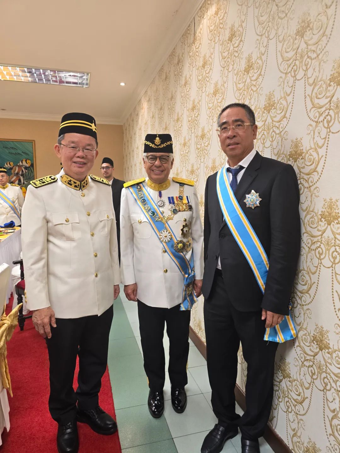 （中間為檳城州元首阿末弗茲，左側(cè)為檳城州首席部長(zhǎng)曹觀友，右側(cè)為星源材質(zhì)董事長(zhǎng)陳秀峰）