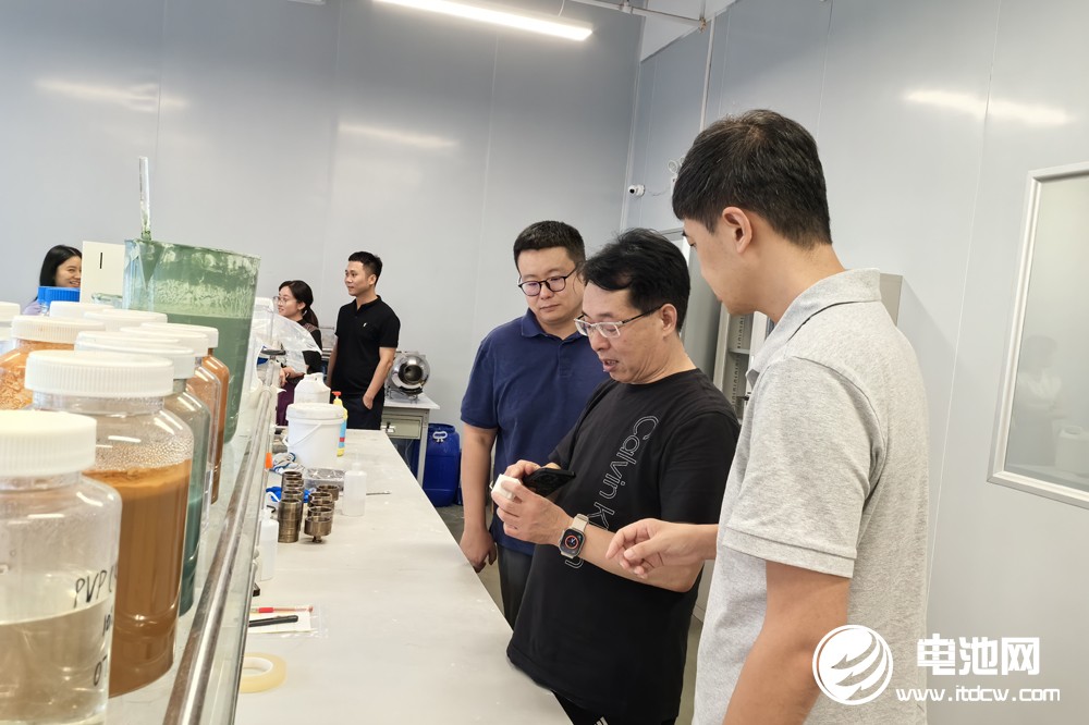 中國電池新能源產(chǎn)業(yè)鏈調(diào)研團(tuán)一行參觀考察碳語新材             