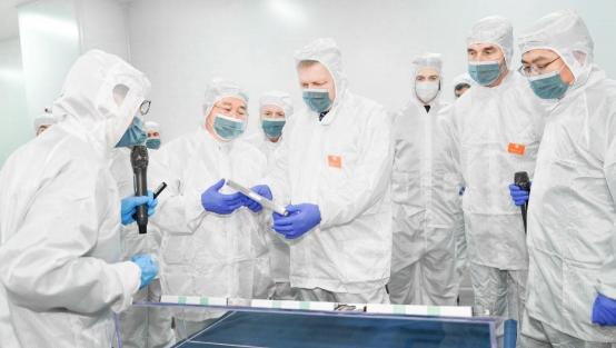 菲佐總理在國軒高科大眾UC工廠產線內仔細端詳標準電芯 菲佐總理在國軒高科大眾UC工廠產線內仔細端詳標準電芯