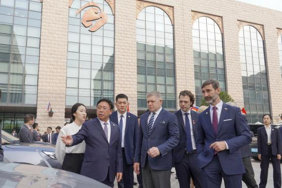 董事長李縝向菲佐總理介紹中國新能源汽車 董事長李縝向菲佐總理介紹中國新能源汽車