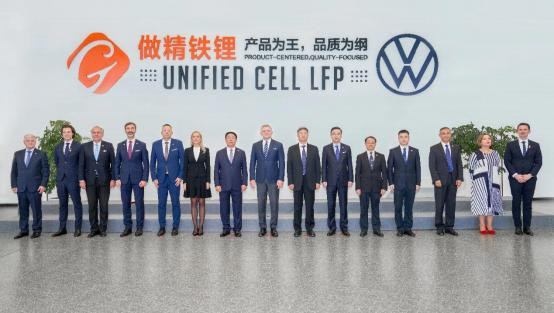 菲佐總理一行在UC工廠臨別留影 菲佐總理一行在UC工廠臨別留影