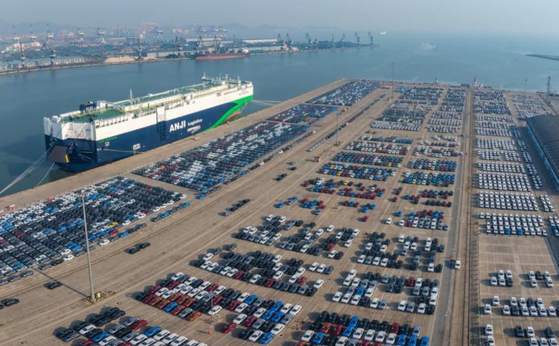 2024年12月25日，山東煙臺港碼頭大量的新能源汽車出口，正加緊裝船。圖片來源：央視新聞